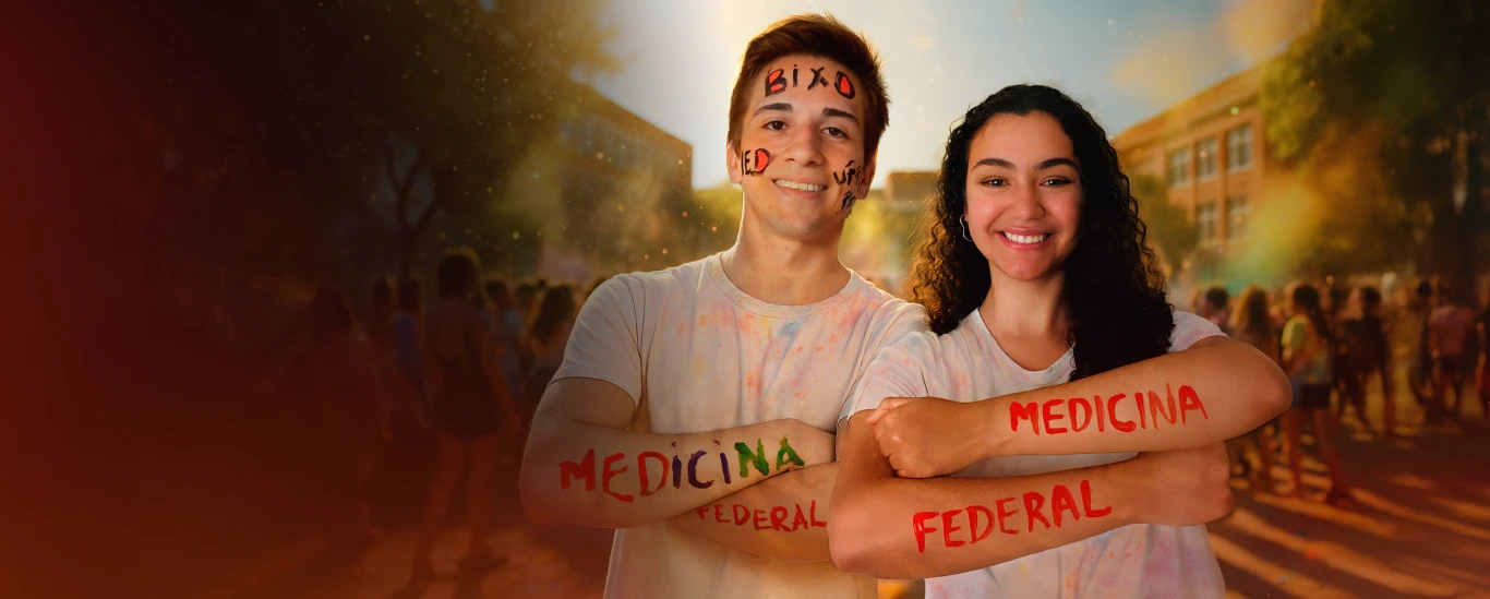 Alunos aprovados do Aprova Total no campus universitário